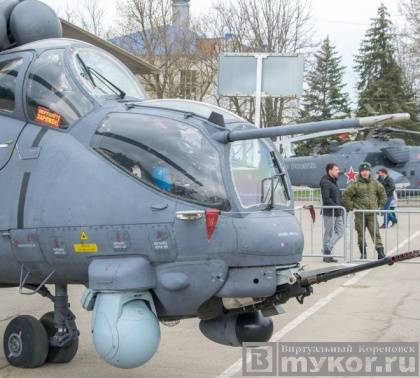 Боевые вертолёты на центральной площади Кореновска